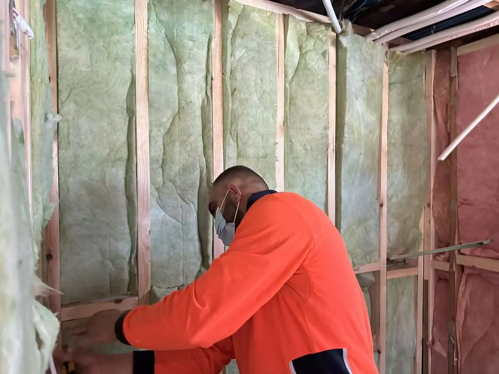 Installer fitting wall batts