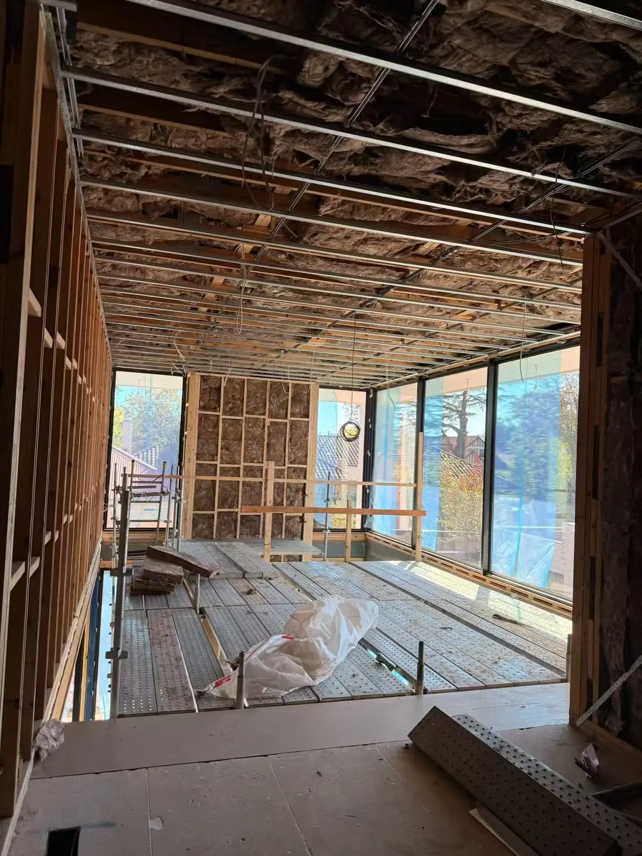 Open-plan frame with insulation in the walls and ceiling
